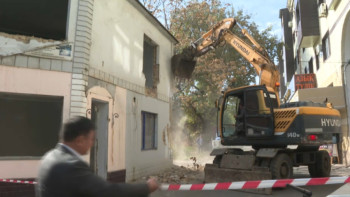 Фотография к новости: Шымкентте көпқабатты үйге жанастырып салынған бизнес нысан бұзылды