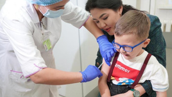 Фотография к новости: ДСМ басшысы немересіне қызылшаға қарсы екпе салдырды