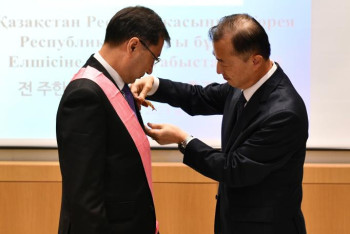 Фотография к новости: Қазақстан елшісі Кореяның жоғарғы дипломатиялық орденімен марапатталды