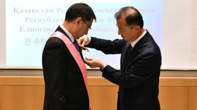Қазақстан елшісі Кореяның жоғарғы дипломатиялық орденімен марапатталды
