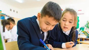 Фотография к новости: Байқоңырдағы ресейлік мектептерде қазақ тілі қосымша пән ретінде оқытылады