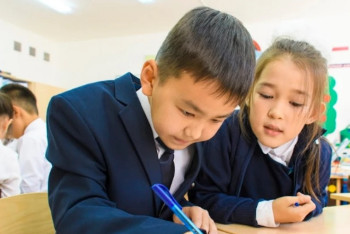 Фотография к новости: Байқоңырдағы ресейлік мектептерде қазақ тілі қосымша пән ретінде оқытылады