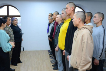 Фотография к новости: Әскерге шақырылған сарбаздардың аналары олардың тұрмысымен танысып жүр