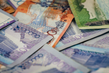 Фотография к новости: "Үш жылға бекітілді". Қуантыров теңгеге қатысты болжамын айтты