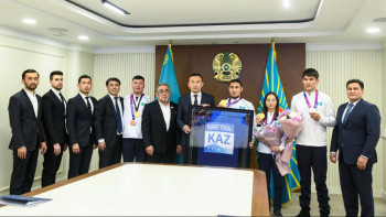 Фотография к новости: IV Азия Пара ойындары: елордалық спортшыларға қаржы сертификаттары табысталды