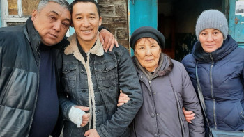 Фотография к новости: Әскери қызметші қарт әйел мен балалы отбасыны өрттен аман алып шықты