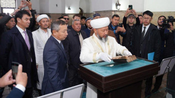 Фотография к новости: Кенесары ханның Құран кітабы Қожа Ахмет Ясауи кесенесіне қойылды