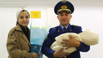 Фотография к новости: Қарулы күштер офицерінің отбасында 20 миллионыншы қазақстандық дүниеге келді