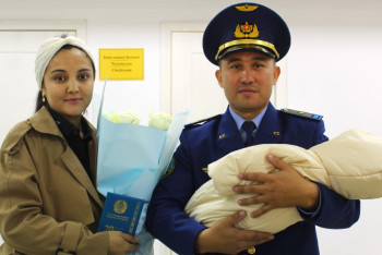 Фотография к новости: Қарулы күштер офицерінің отбасында 20 миллионыншы қазақстандық дүниеге келді