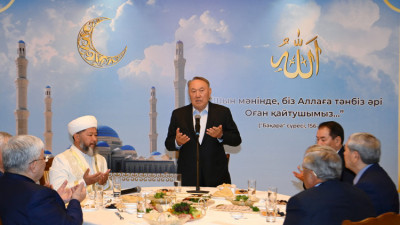 Нұрсұлтан Назарбаев  Астанадағы бас мешітте інісіне ас берді
