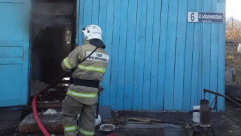 Фотография к новости: Жетісу облысының өрт сөндірушілері түтін басқан үйден қарт әжені алып шықты