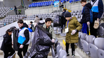 Фотография к новости: Елорда тұрғындары мен еріктілер матчтан кейін стадионның қоқысын жинады