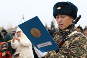 Фотография к новости: Астанада күзгі әскерге шақырылған жас сарбаздар Отанға адал қызмет етуге ант берді