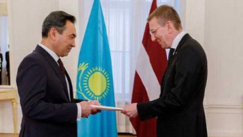 Фотография к новости: Қазақстан елшісі Латвия Президентіне сенім грамоталарын тапсырды