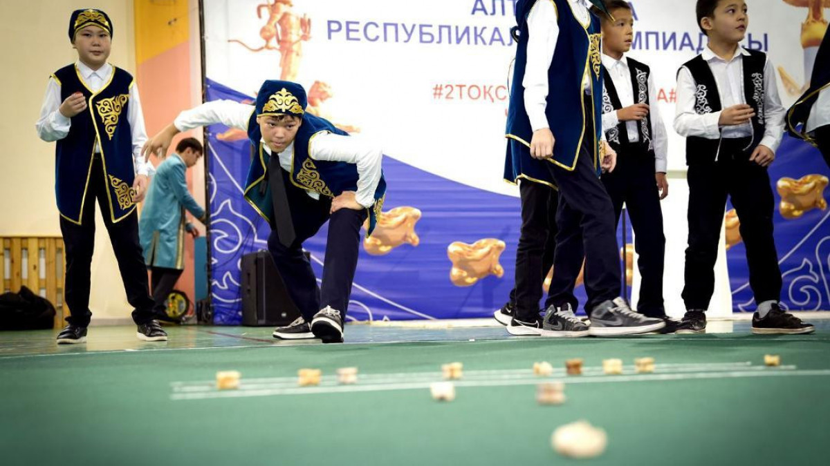 Астанада мектеп оқушылары асық ату ойынына қатысты