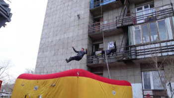 Фотография к новости: Өскемендегі өрт сөндірушілер жатақханада оқу-жаттығу өткізді