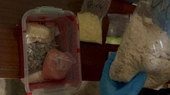 Фотография к новости: Алматыда екі азамат аса ірі көлемде есірткі таратқаны үшін ұсталды