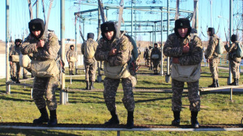 Фотография к новости: Теңіз жаяу әскерлерінің сарбаздары парашютпен секірді