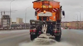 Фотография к новости: Астанада жолдар мен тротуарларға құм-тұз қоспасы себіледі