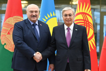 Фотография к новости: Қасым-Жомарт Тоқаевты Лукашенко қарсы алды