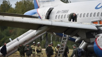 Фотография к новости: Қазақстандықтар мінген ұшақ шұғыл егістікке қонды. Жолаушыларға 80 миллион теңге төленді