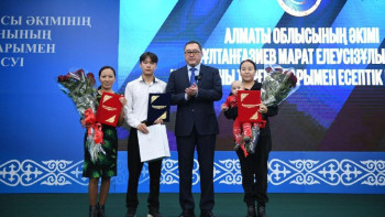 Фотография к новости: Жолаушыларды апаттан аман алып қалған оқушыға айфон берілді