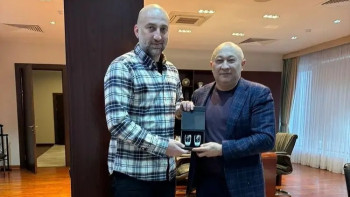 Фотография к новости: ҚФФ президенті Магомед Адиевке көлік сыйлады