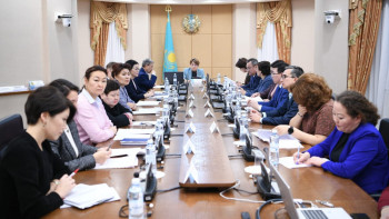 Фотография к новости: Сенатор: Сырқатқа тап болған балалар 3 жастан кейін көмекпен қамтылады