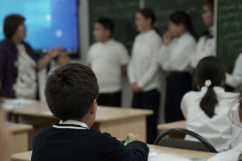 Фотография к новости: Оқушыға ыстық тамақ, ал мұғалімге баспана: Атырау облысының білім жүйесінде не өзгеріс бар?