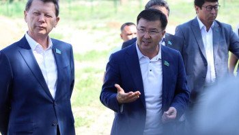 Фотография к новости: "Жат ағымға еліктемейді". Сенатор ұлттық тәрбиені күшейту керегін айтты