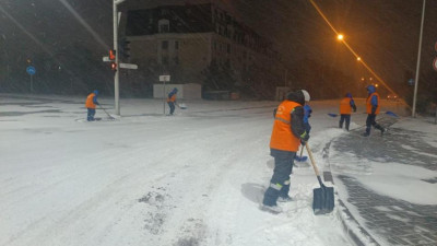 Астанада 2000-нан астам жұмысшы қар күреуге шықты