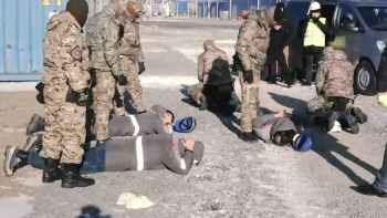 Фотография к новости: Ақмола облысында 130 млн теңгенің алтынын иемденбек болған қара кеншілер тобы ұсталды