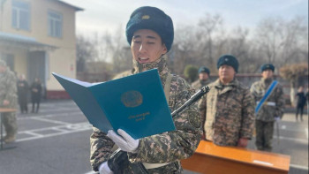 Фотография к новости: Алматыда әскери-техникалық мектептің курсанттары әскери ант берді