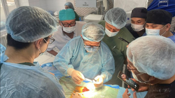 Фотография к новости: ШҚО нейрохирургтары жұлынға нейростимуляторды импланттау тәжірибесімен бөлісті