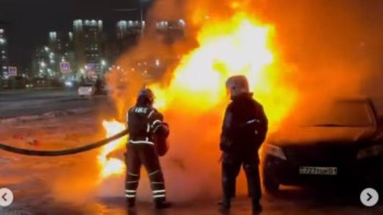 Фотография к новости: Астанада әскери қызметкер өртеніп жатқан көліктегі адамды құтқарды