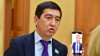 Фотография к новости: Зайытов Ақтөбеде азаматтарымызға өзге елдің әнұранын айтқызған компания болғанын айтты