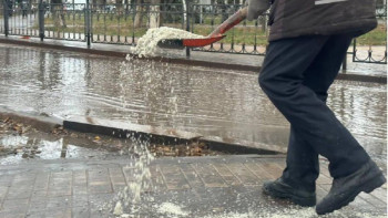 Фотография к новости: Астанада жолдар мен тротуарларға құм-тұз қоспасы себіледі