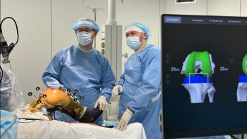 Фотография к новости: Астанада робот-ассистент алғаш рет буындарды ауыстыру бойынша операциялар жүргізді