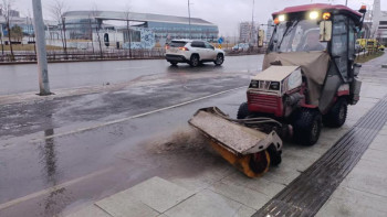 Фотография к новости: Астанада 1 600-ден астам жұмысшы жолдардың мұзын тазартады