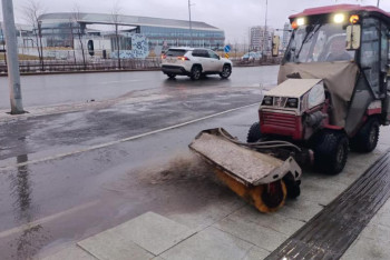 Фотография к новости: Астанада 1 600-ден астам жұмысшы жолдардың мұзын тазартады