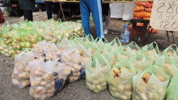 Фотография к новости: Дәулет Мұқаев «Артем» базарында ауыр жұмыс істейтіндердің жағдайын айтты