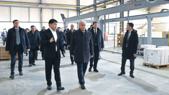 Фотография к новости: Тоқаев Ақтөбедегі керамогранит шығаратын зауытты аралап көрді