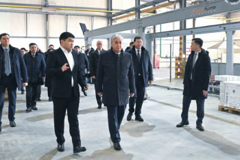 Фотография к новости: Тоқаев Ақтөбедегі керамогранит шығаратын зауытты аралап көрді