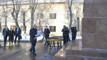 Фотография к новости: Тоқаев Тахауи Ахтановтың ескерткішіне гүл шоғын қойды