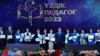 Фотография к новости: Министр үздік мұғалімдерге 3,5 млн теңгеден берді