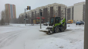 Фотография к новости: Астанада 2 мыңнан астам жұмысшы мен 1 мыңға жуық техника қар күрейді
