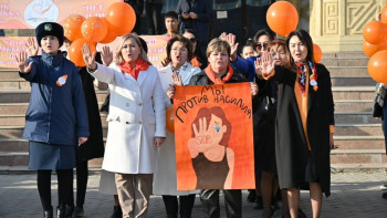 Фотография к новости: Шымкентте "Зорлық-зомбылыққа қарсымыз!" ұранымен ауқымды флешмоб өтті