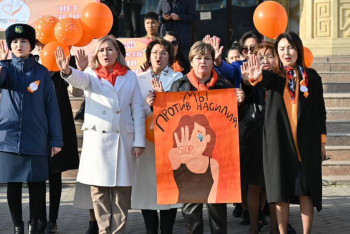 Фотография к новости: Шымкентте "Зорлық-зомбылыққа қарсымыз!" ұранымен ауқымды флешмоб өтті