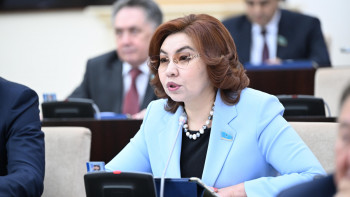 Фотография к новости: «Сұр» тарелкалар жас ұрпақты улап, іріткі салып жатыр. Сенатор шетелдік арналар жайлы