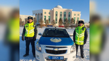 Фотография к новости: Полицейлер көлікте талмасы ұстап қалған азаматты құтқарды